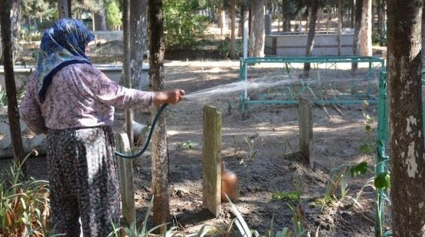 Mezarlık &Ccedil;eşmeleri Bayrama Hazırlandı