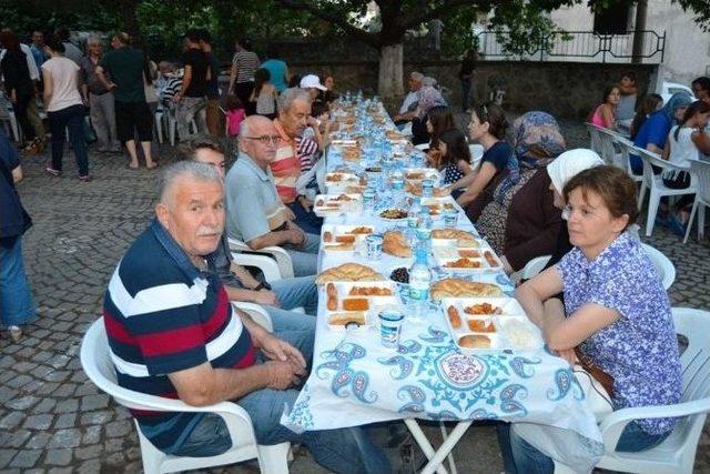 Ayvalık Belediyesi’nin Ramazan Sofrası Küçükköy’de