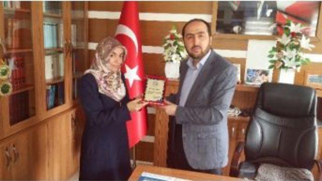 Bayan Kuran Kursu Hocasına Plaket