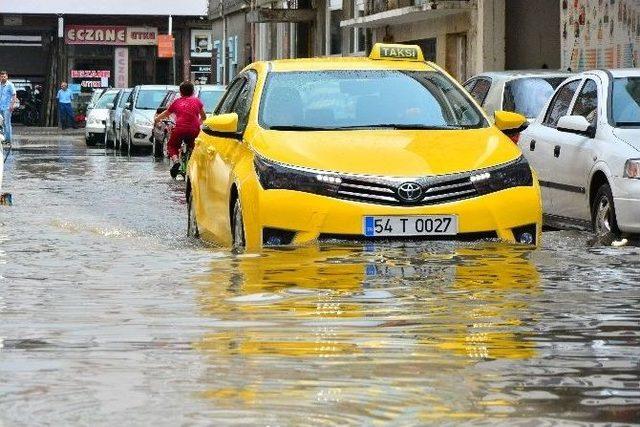 Sakarya’da Yarım Saatlik Sağanak Hayatı Felç Etti