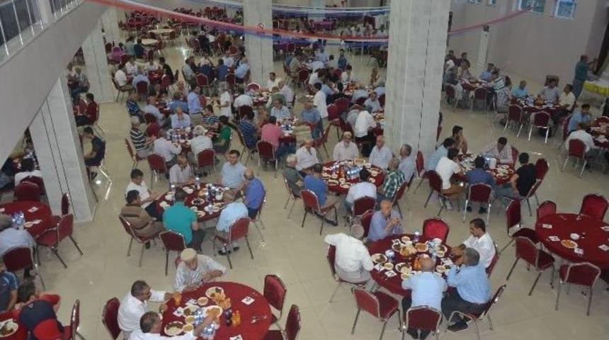 Ak Partililer İftar Yemeğinde Bir Araya Geldi