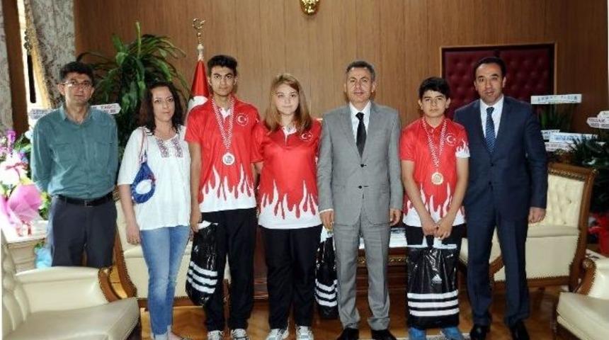 Elektronik Dart Avrupa Şampiyonlarından Vali Elban&rsquo;a Ziyaret