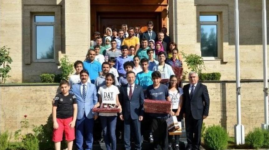 Vali Aksoy, Teog Birincilerini &Ouml;d&uuml;llendirdi