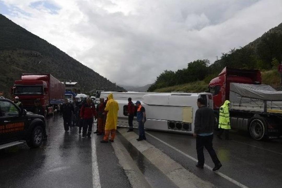G&uuml;m&uuml;şhane&rsquo;de Trafik Kazası: 13 Yaralı