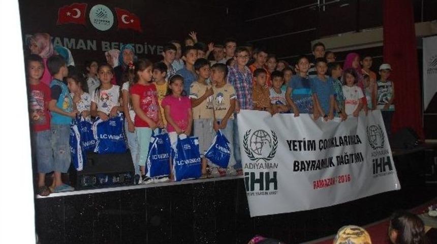 Yetim &Ccedil;ocuklara Bayram Hediyesi