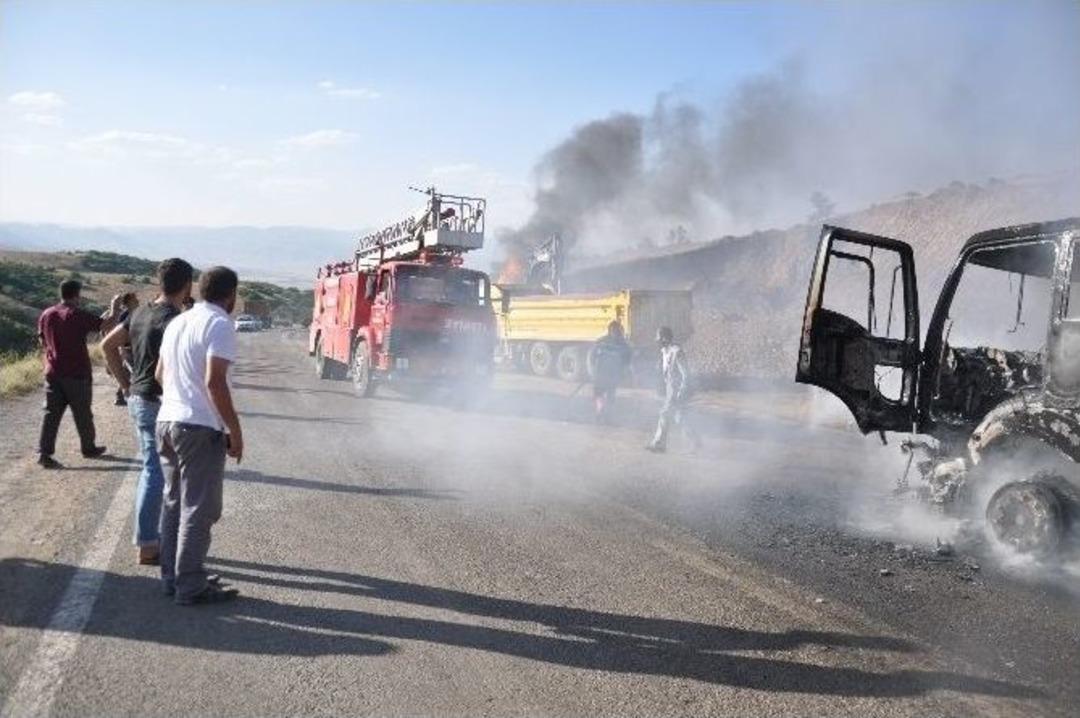 Ter&ouml;ristler İş Makinelerini Ateşe Verdi, Şof&ouml;rleri Ka&ccedil;ırdı