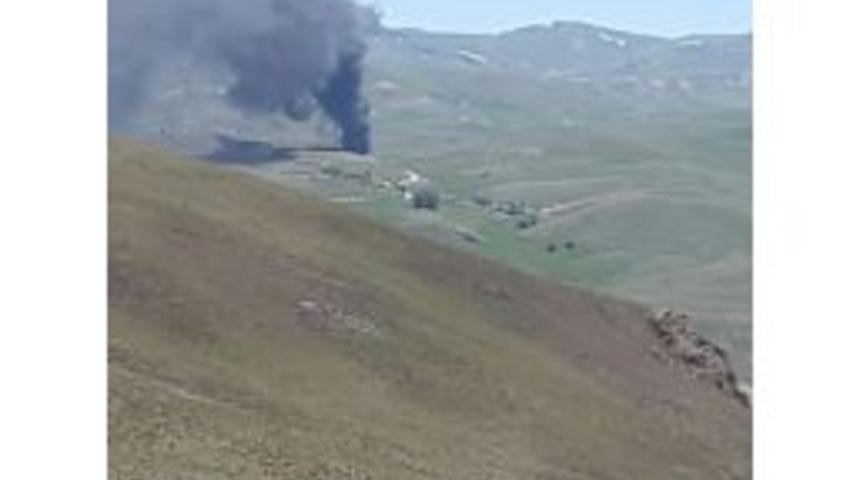 Van Valiliği: "3 İş Makinesi Ter&ouml;ristler Tarafından Yakılmış Ve 1 Kamyonet Gasp Edilerek G&ouml;t&uuml;r&uuml;lm&uuml;şt&uuml;r"