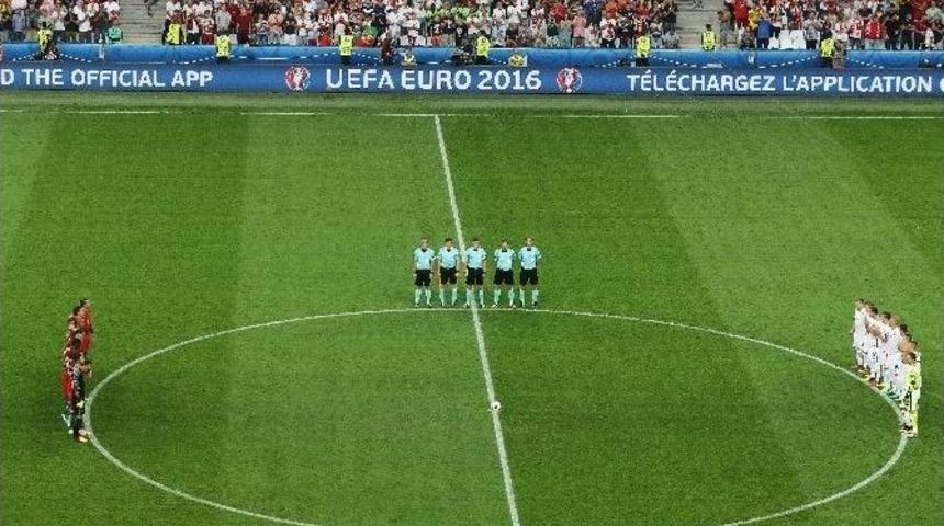 T&uuml;rkiye İ&ccedil;in 1 Dakikalık Saygı Duruşu