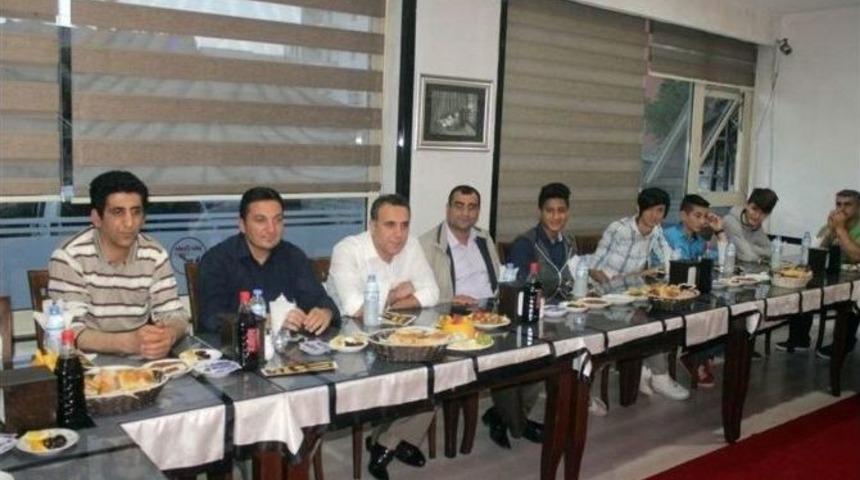 Refakatsiz Sığınmacı &Ccedil;ocuklarla İftar Yemeği