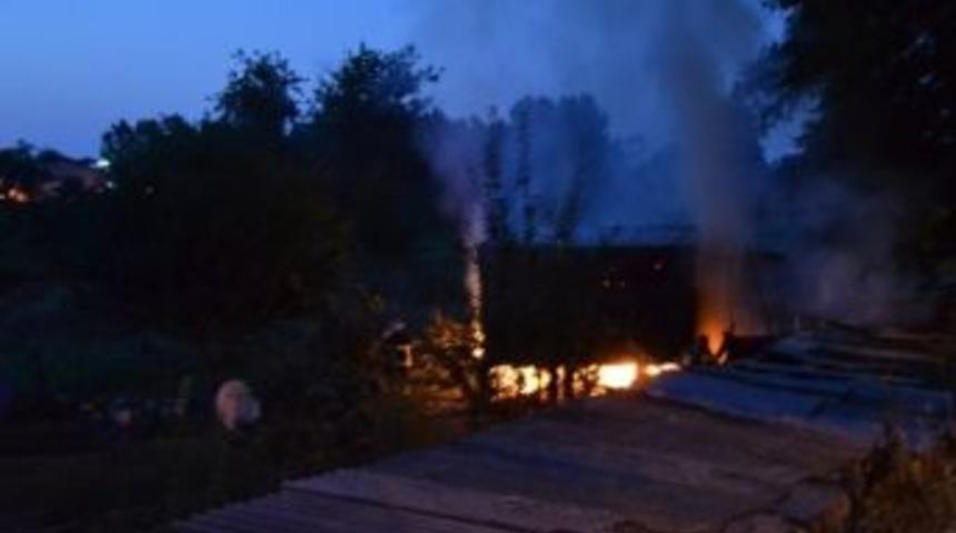 Biga&rsquo;da Barakada Yangın &Ccedil;ıktı