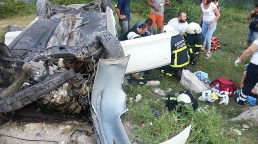 K&uuml;tahya&rsquo;da Trafik Kazası: 2 &Ouml;l&uuml;, 3 Yaralı