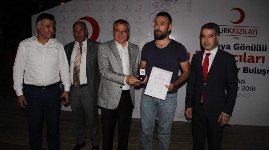 Kızılay Kan Bağış&ccedil;ıları, Madalya İle &Ouml;d&uuml;llendirildi