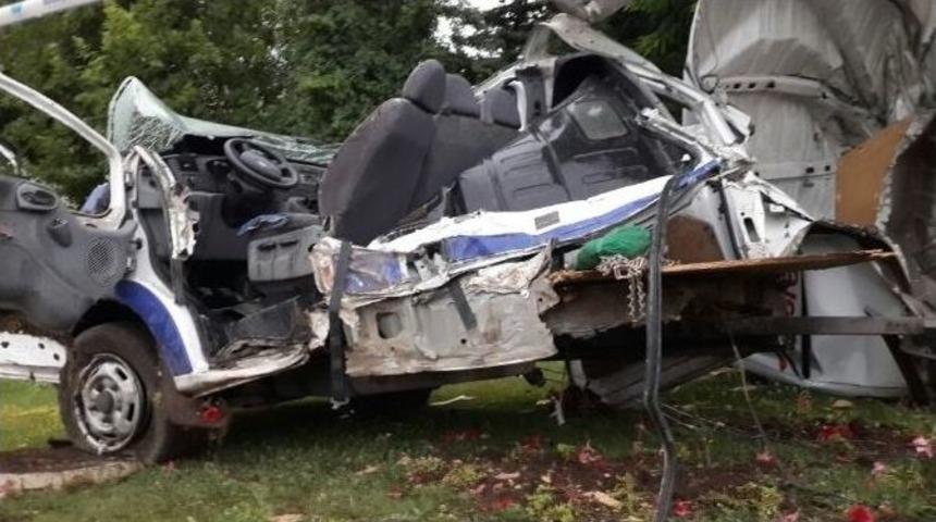 Tramb&uuml;s Direğine &Ccedil;arpan Minib&uuml;s Hurdaya D&ouml;nd&uuml;