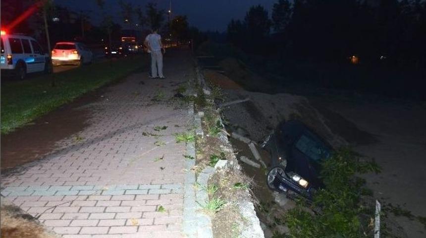 Yoldan &Ccedil;ıktı İstinat Duvarından Aşağıya D&uuml;şt&uuml;, S&uuml;r&uuml;c&uuml;n&uuml;n Burnu Bile Kanamadı