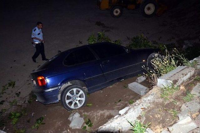 Yoldan Çıktı İstinat Duvarından Aşağıya Düştü, Sürücünün Burnu Bile Kanamadı