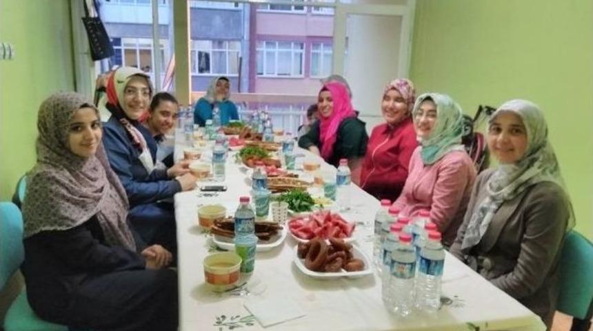 Deaf-islamı Anlatan Eller Derneği 75 İşitme Engelliye İftar Yemeği Verdi