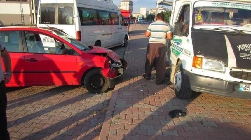 Zincirleme Trafik Kazasında 3 Ara&ccedil; Birbirine Girdi