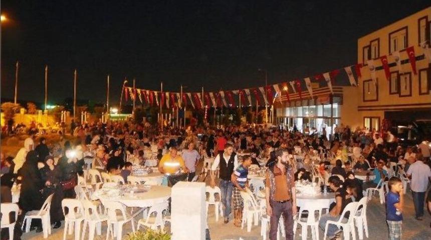 Başkan Akg&uuml;n, Suriyeli M&uuml;ltecileri İftar Sofrasında Ağırladı