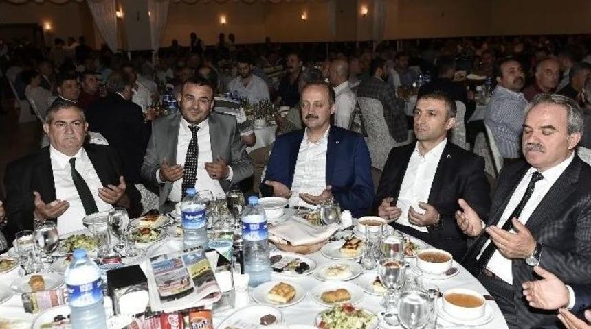 Akg&uuml;l, Mamaklı M&uuml;teahhitlerle İftarda Buluştu