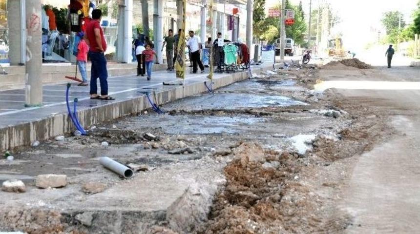 Bayram Arefesinde Ak&ccedil;akale İl&ccedil;esi Şantiyeye D&ouml;n&uuml;şt&uuml;.