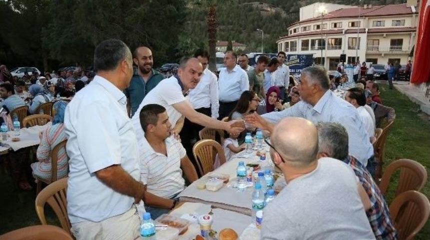 Başkan G&uuml;rlesin Karahayıt&rsquo;ta Vatandaşlarla İftarda Buluştu