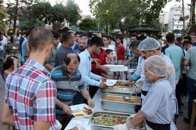 Gaziantep’te Ülkücüler, Parkta İftar Açtı