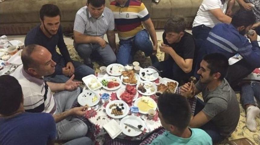 Kaymakam &Uuml;niversite &Ouml;ğrencileri İle Sahurda