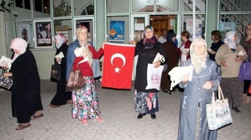 Teravih Namazı Sonrası Kadınlara T&uuml;rk Bayrağı Ve Kur&rsquo;an-ı Kerim