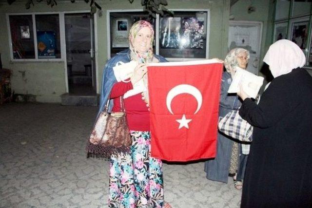 Teravih Namazı Sonrası Kadınlara Türk Bayrağı Ve Kur’an-ı Kerim