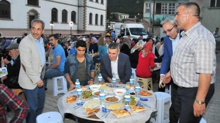 Akşehir Belediyesi&rsquo;nin Mahalle İftarları S&uuml;r&uuml;yor