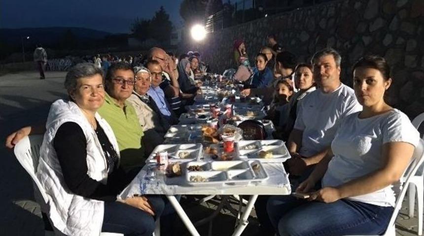 Nil&uuml;fer Sitesi Sakinleri İftarda Buluştu