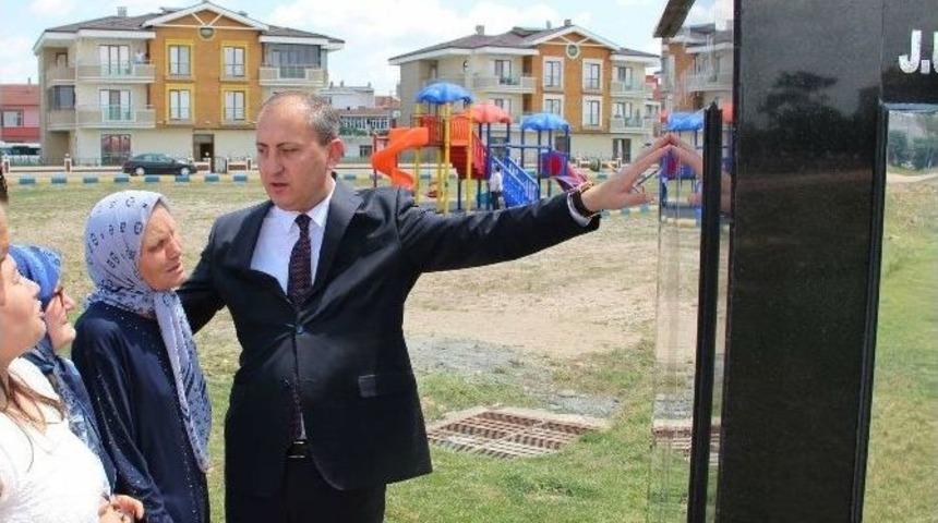 Şehit Ulaş A&ccedil;ıkg&ouml;z İ&ccedil;in Adını Taşıyan Caddeye Anıt