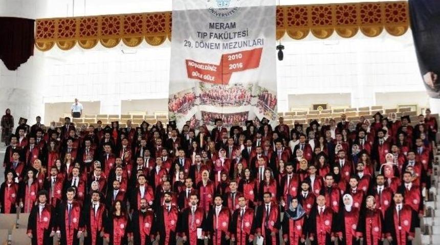 Ne&uuml; Meram Tıp Fak&uuml;ltesi &Ouml;ğrencilerinin Mezuniyet Sevinci