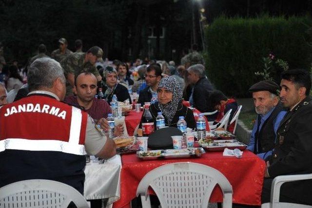 Bozüyük Garnizon Komutanlığı Şehit Ve Gazi Ailelerini İftar Sofrasında Buluşturdu