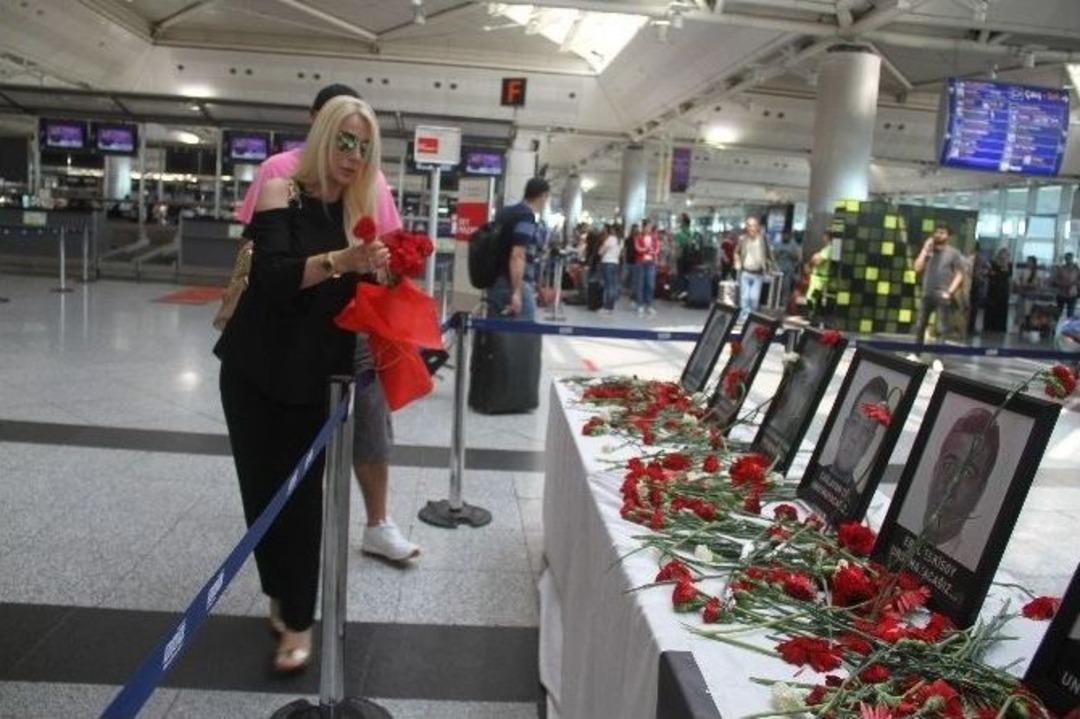 Seda Sayan, Ter&ouml;r Saldırısında Hayatını Kaybedenler İ&ccedil;in Karanfil Bıraktı