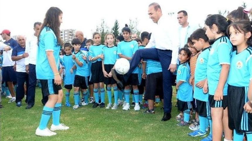 4 Bin 350 &Ccedil;ocuğa Futbol Eğitimi