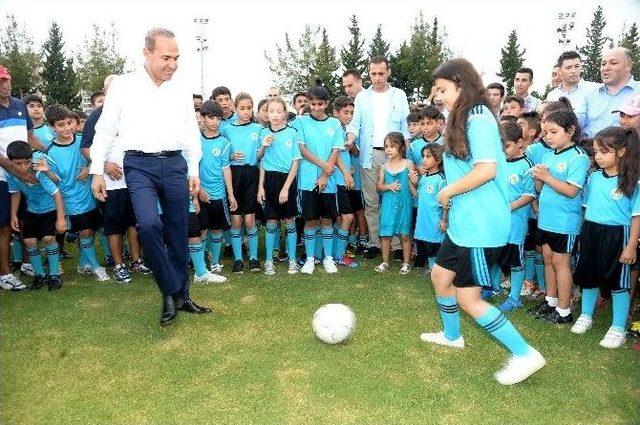 4 Bin 350 Çocuğa Futbol Eğitimi