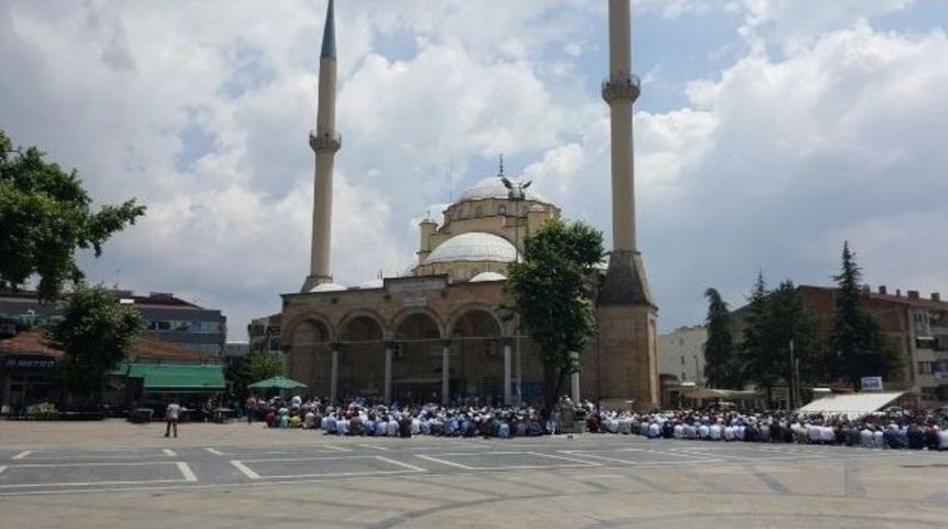 D&uuml;zce&rsquo;de Camiler Doldu Taştı