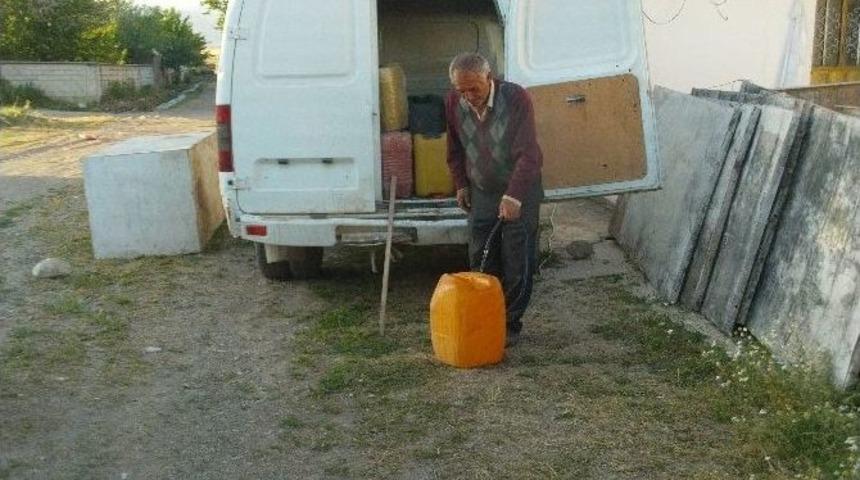 Meyve Ağa&ccedil;ları Kurumasın Diye G&uuml;nde &Uuml;&ccedil; Ton Su Taşıyor