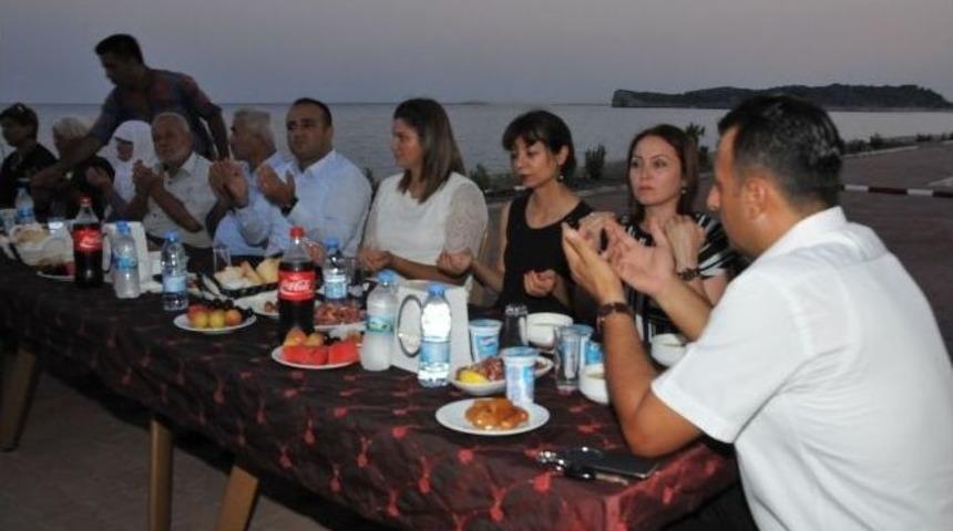 Demre Kaymakamlığı&rsquo;ndan Anlamlı İftar Yemeği