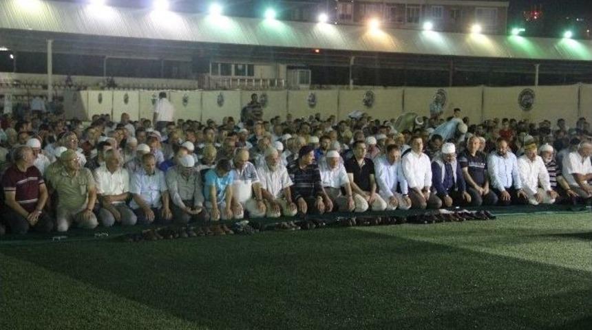 &Ccedil;an Şehir Stadında Teravih Namazı Kılındı