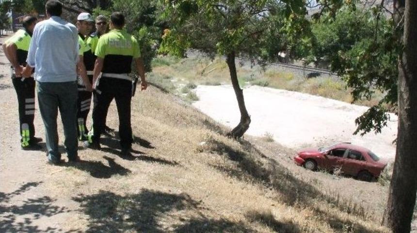 Elazığ&rsquo;da Otomobil Şarampole U&ccedil;tu: 2 Yaralı