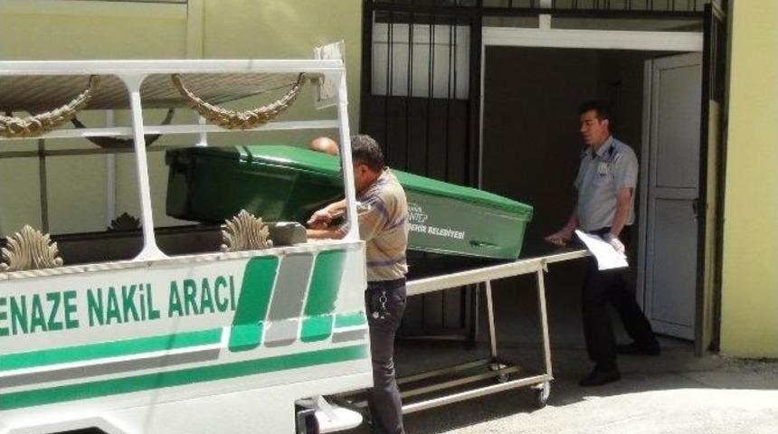 Merdiven Boşluğunda Kendini Astı