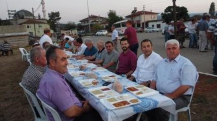 Belediye Başkanı K&ouml;y&uuml;nde İftar Verdi