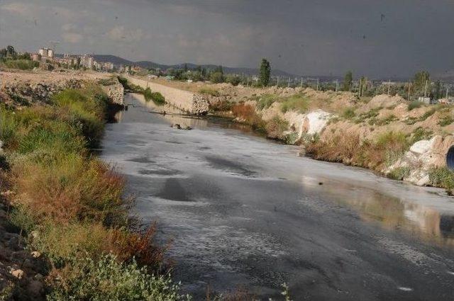 Niğde’de Kötü Koku Yayılan Dere Temizleniyor