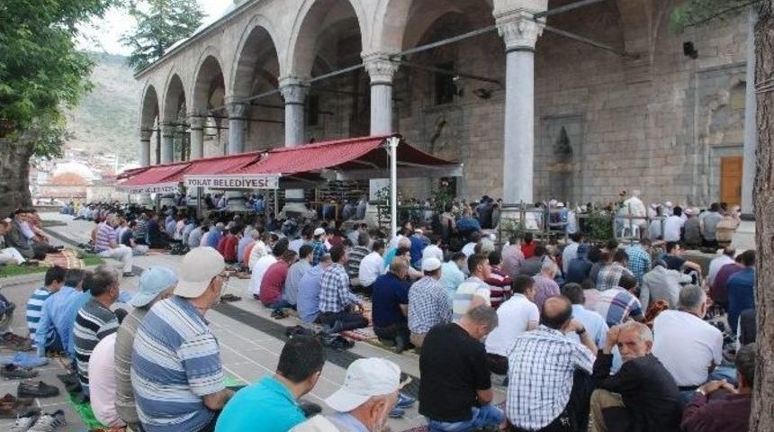 Ramazan&rsquo;ın Son Cumasında Vatandaşlar Camilere Akın Etti