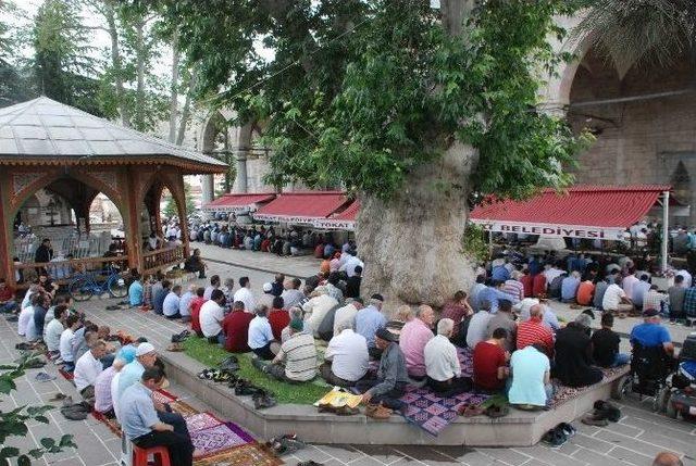 Ramazan’ın Son Cumasında Vatandaşlar Camilere Akın Etti