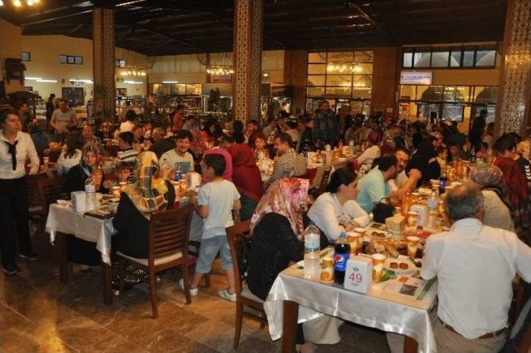 Boz&uuml;y&uuml;k&rsquo;te Yaşayan Karadenizliler İftar Sofrasında Bir Araya Geldi