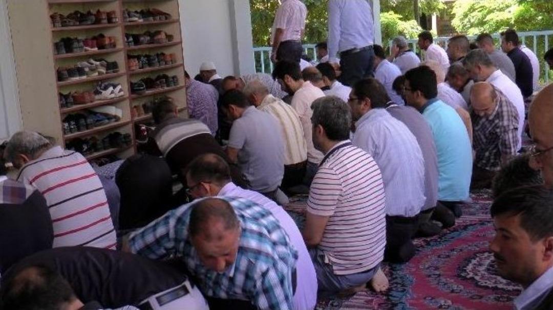 Ramazan Ayının Son Cuma&rsquo;sında Camiler Doldu, Cemaat Caddelere Sığmadı