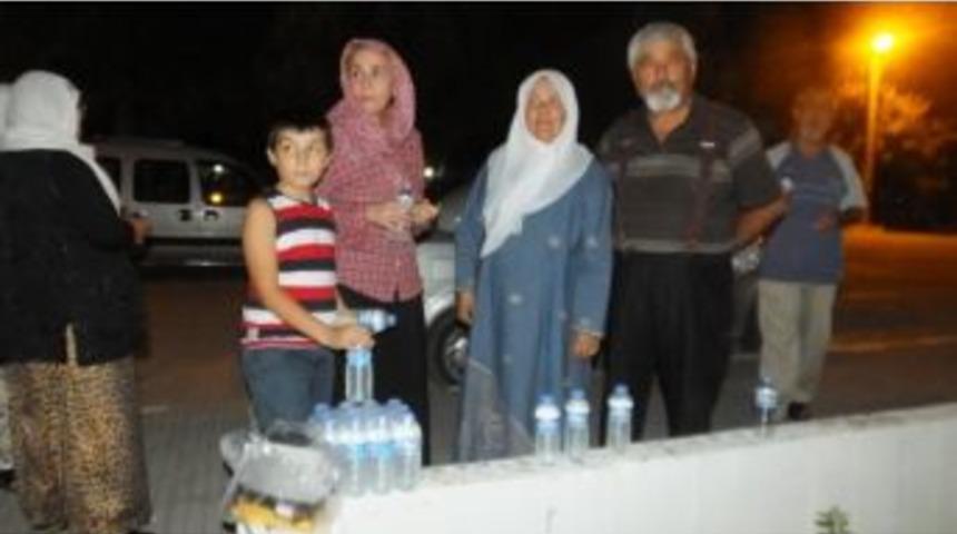 Cami Cemaatine &Ccedil;ikolata Ve Su İkramı Yaptı